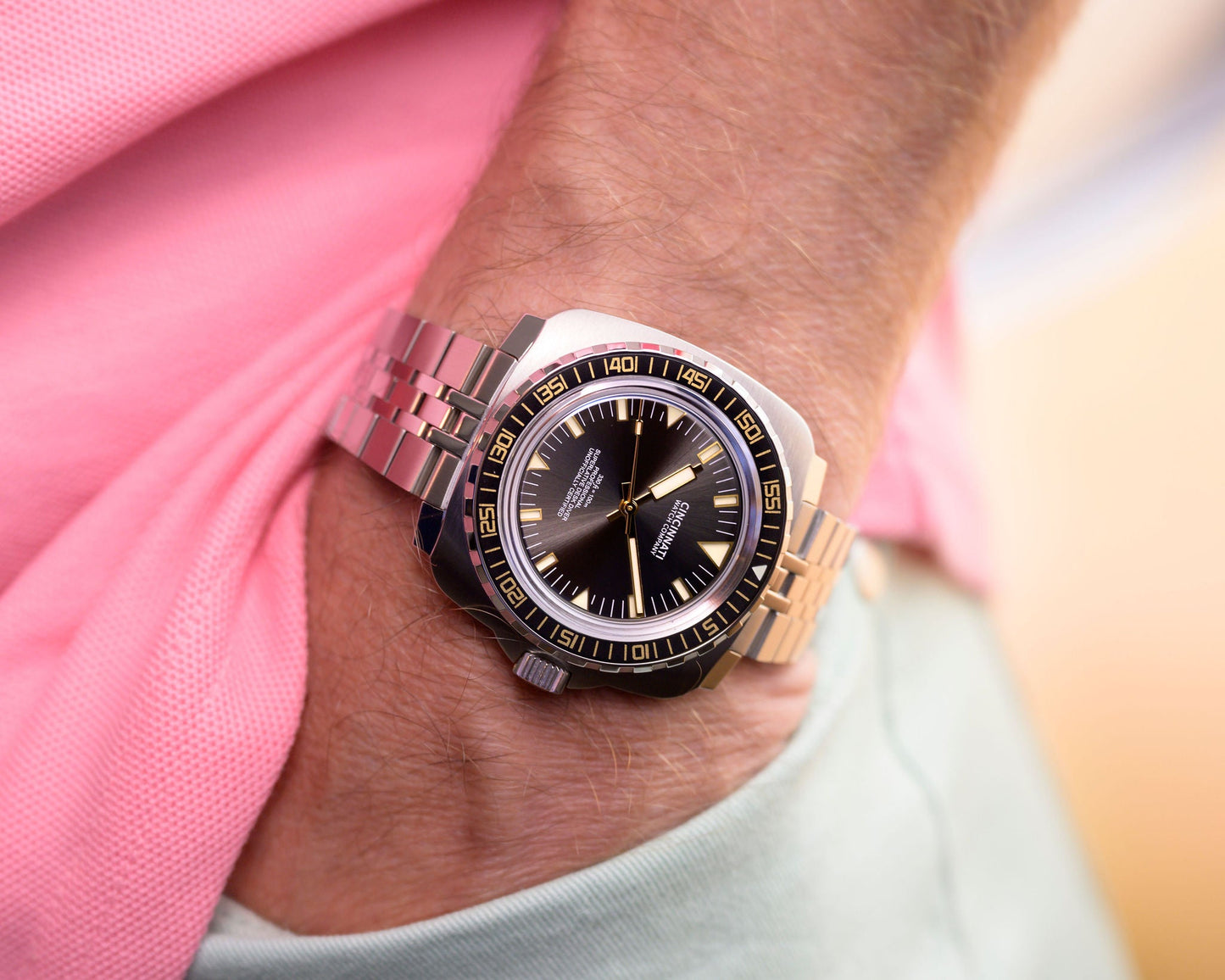 Desk Diver - Professional Black & Gold