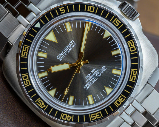 Desk Diver - Professional Black & Gold