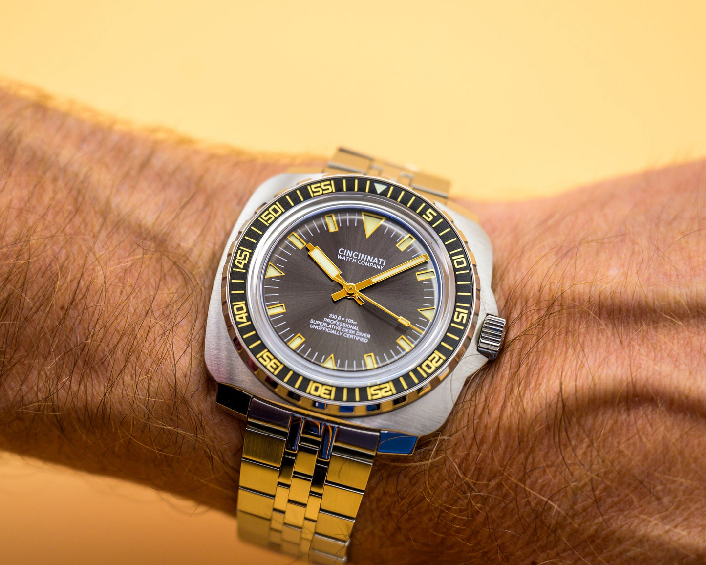 Desk Diver - Professional Black & Gold
